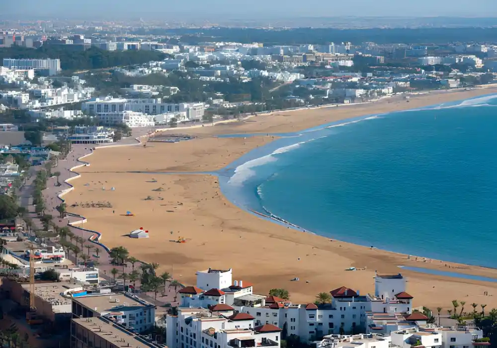 Agadir Strand an der Atlantikküste – beliebtes Reiseziel in Marokko für Badeurlaub, Surfen und Erholung