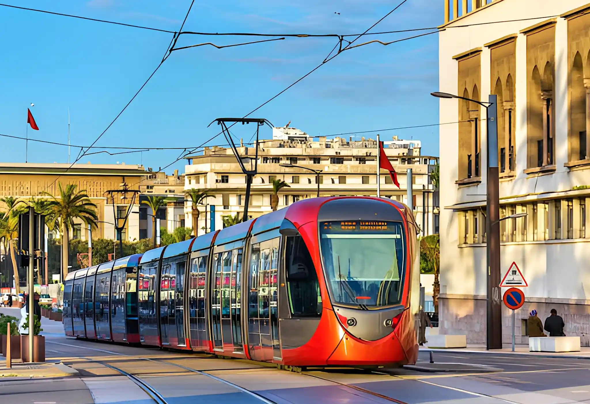 Moderne Straßenbahn in Casablanca, Marokko – Großstadtleben in der größten Stadt Marokkos