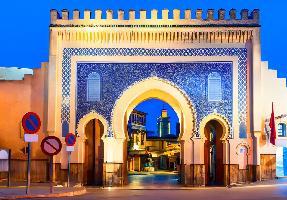 Bab Boujloud (Blaues Tor) in Fès – historisches Reiseziel in Marokko, bekannt für Medina, Kultur und Königsstadt-Flair
