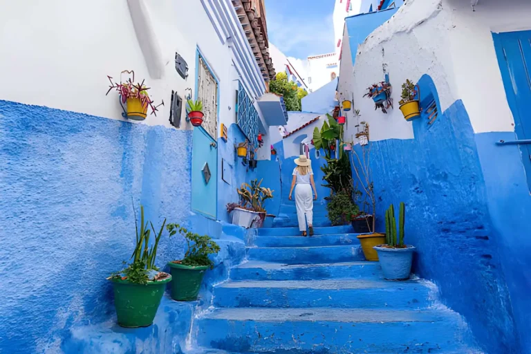 Marokko Rundreise durch Chefchaouen – Reisende in der blauen Stadt auf typischer Gasse