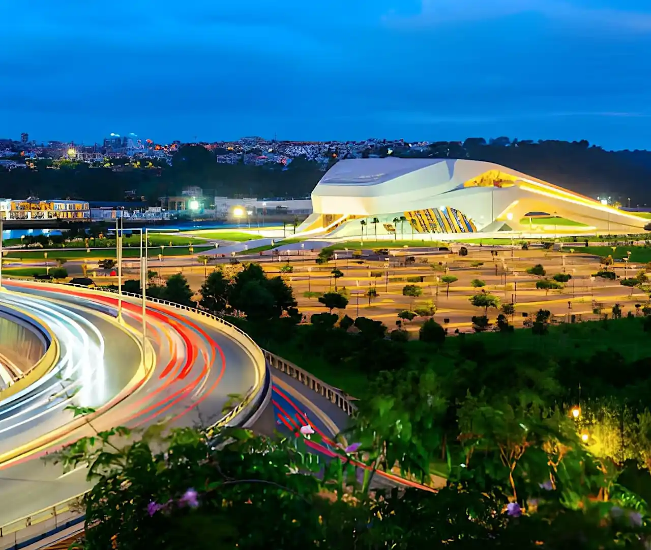 Moderne Architektur in Rabat bei Nacht – eine der faszinierenden Marokko Städte zwischen Kultur und Moderne