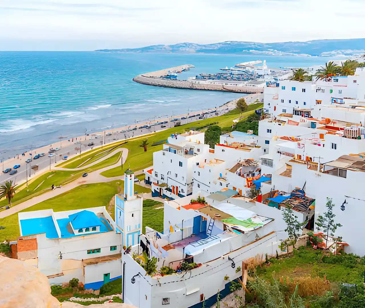 Tanger an der Mittelmeerküste mit Hafen und Altstadt – lebendige Küstenmetropole und eine der schönsten Marokko Städte