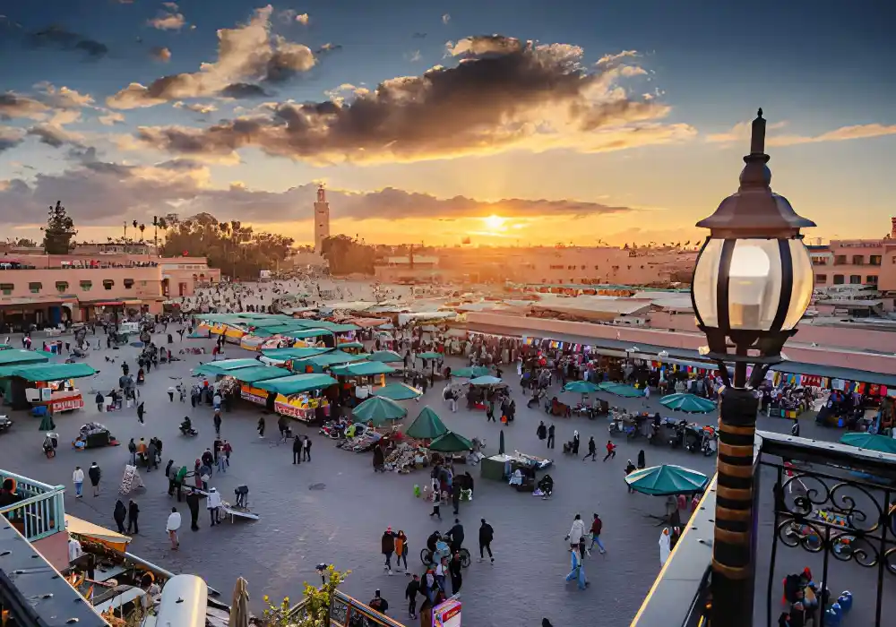 Djemaa el Fna in Marrakesch bei Sonnenuntergang – beliebtes Reiseziel in Marokko mit Souks, Gauklern und orientalischer Atmosphäre