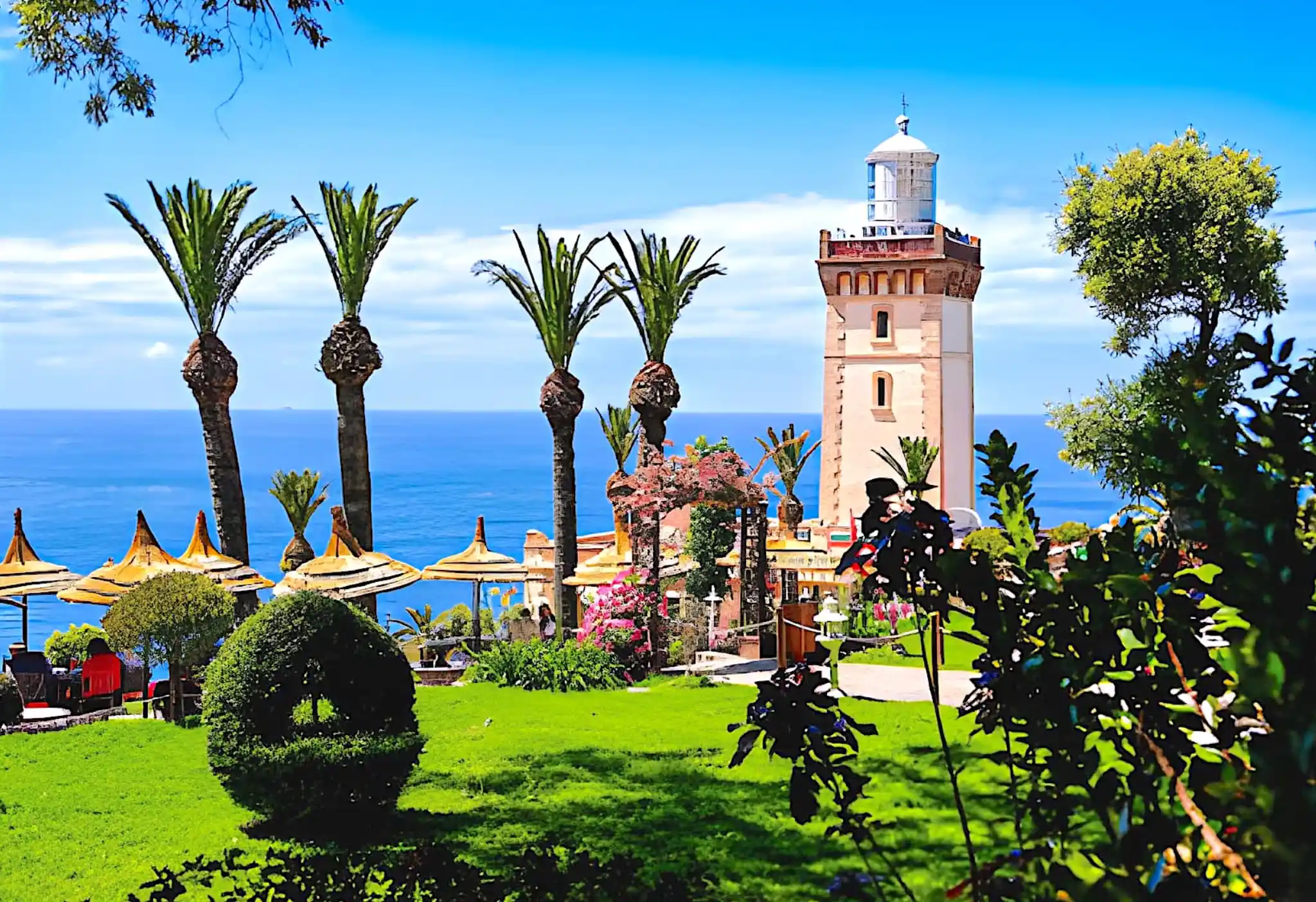 Küstenlandschaft mit Leuchtturm und Palmen in Tanger, Marokko – Tor zwischen Mittelmeer und Atlantik