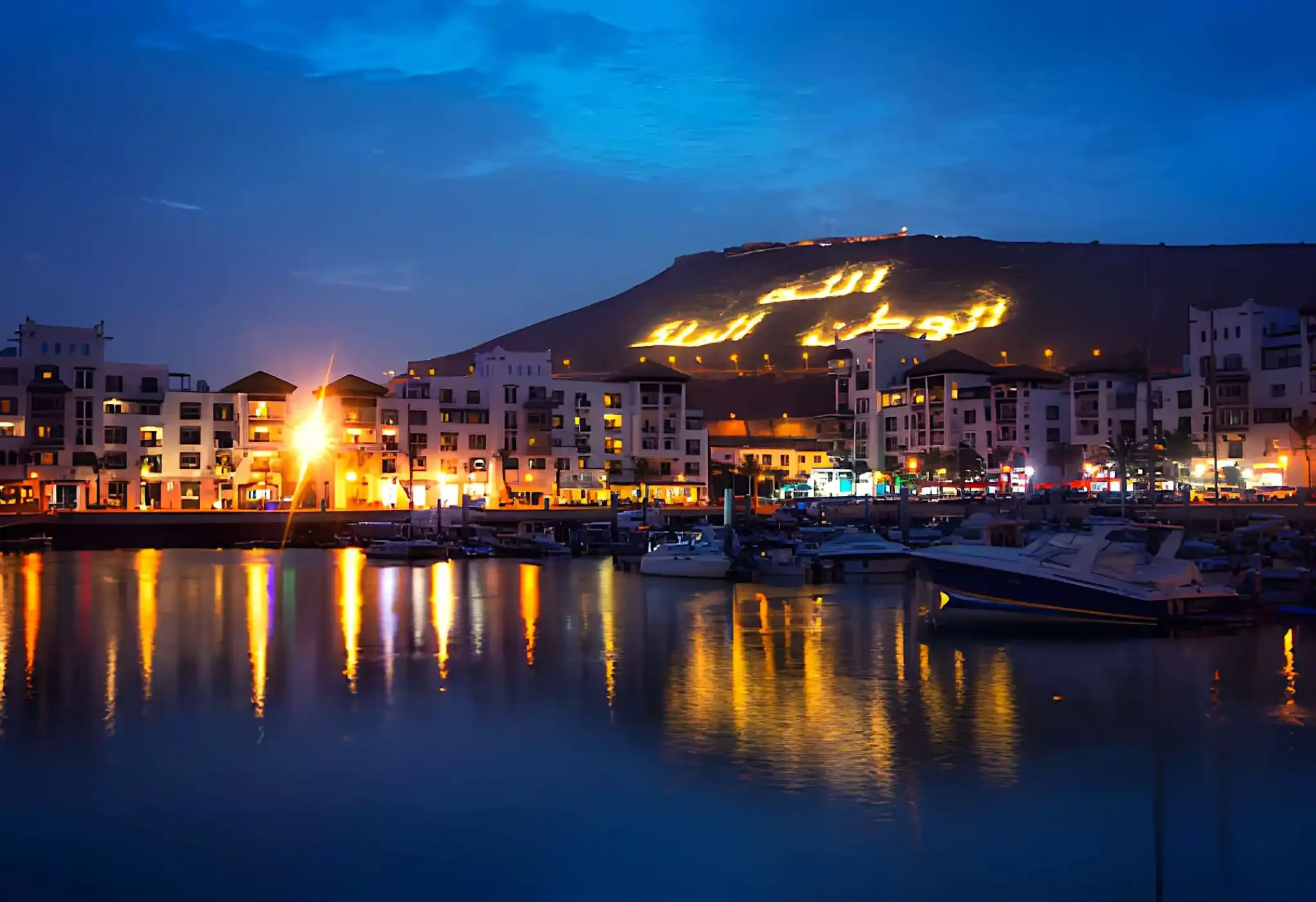Agadir in Marokko bei Nacht – beleuchtete Marina, Hafen und Stadtlichter am Atlantik