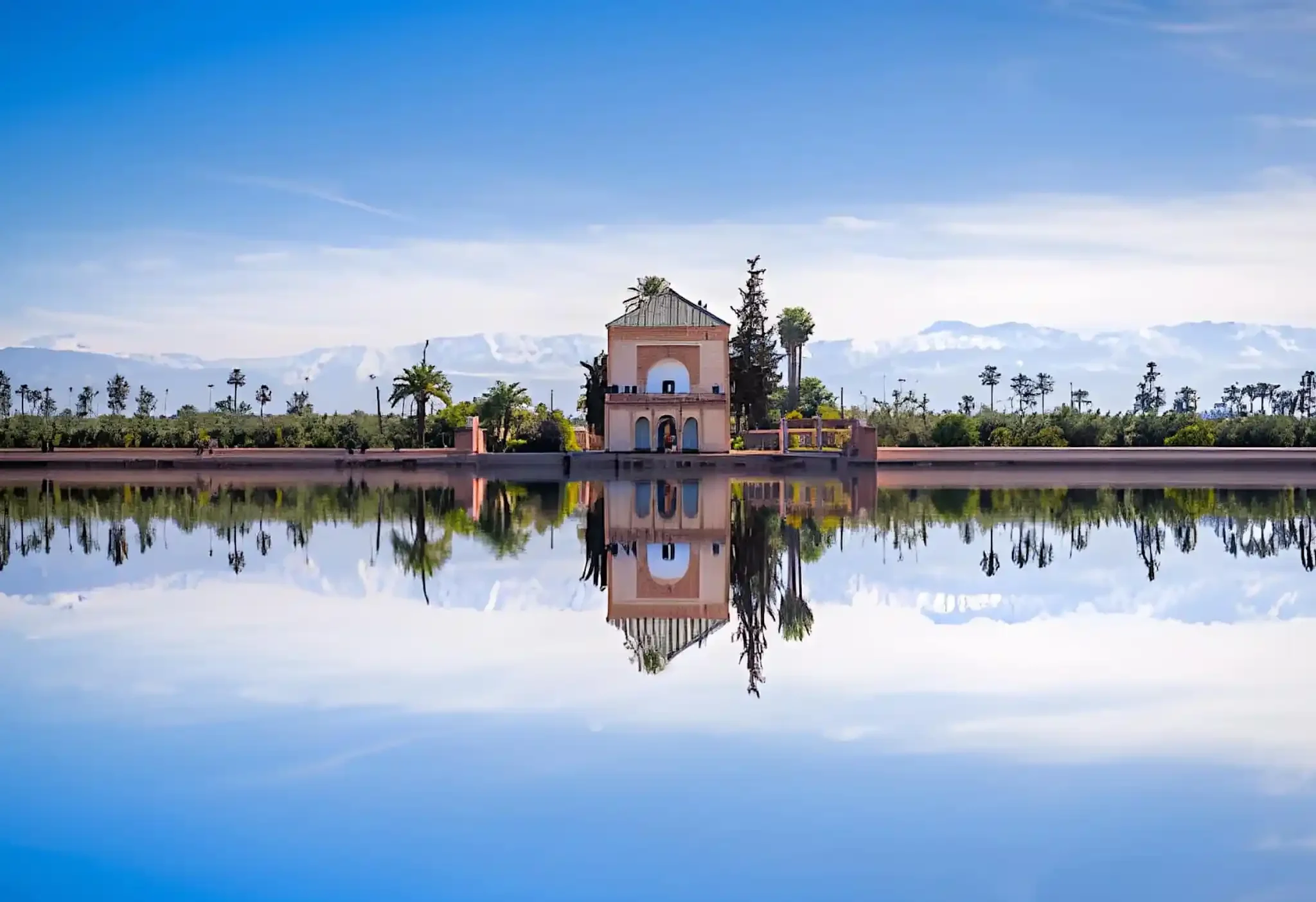 Menara-Garten in Marrakesch, Marokko mit Pavillon, Wasserbecken und Blick auf das Atlasgebirge