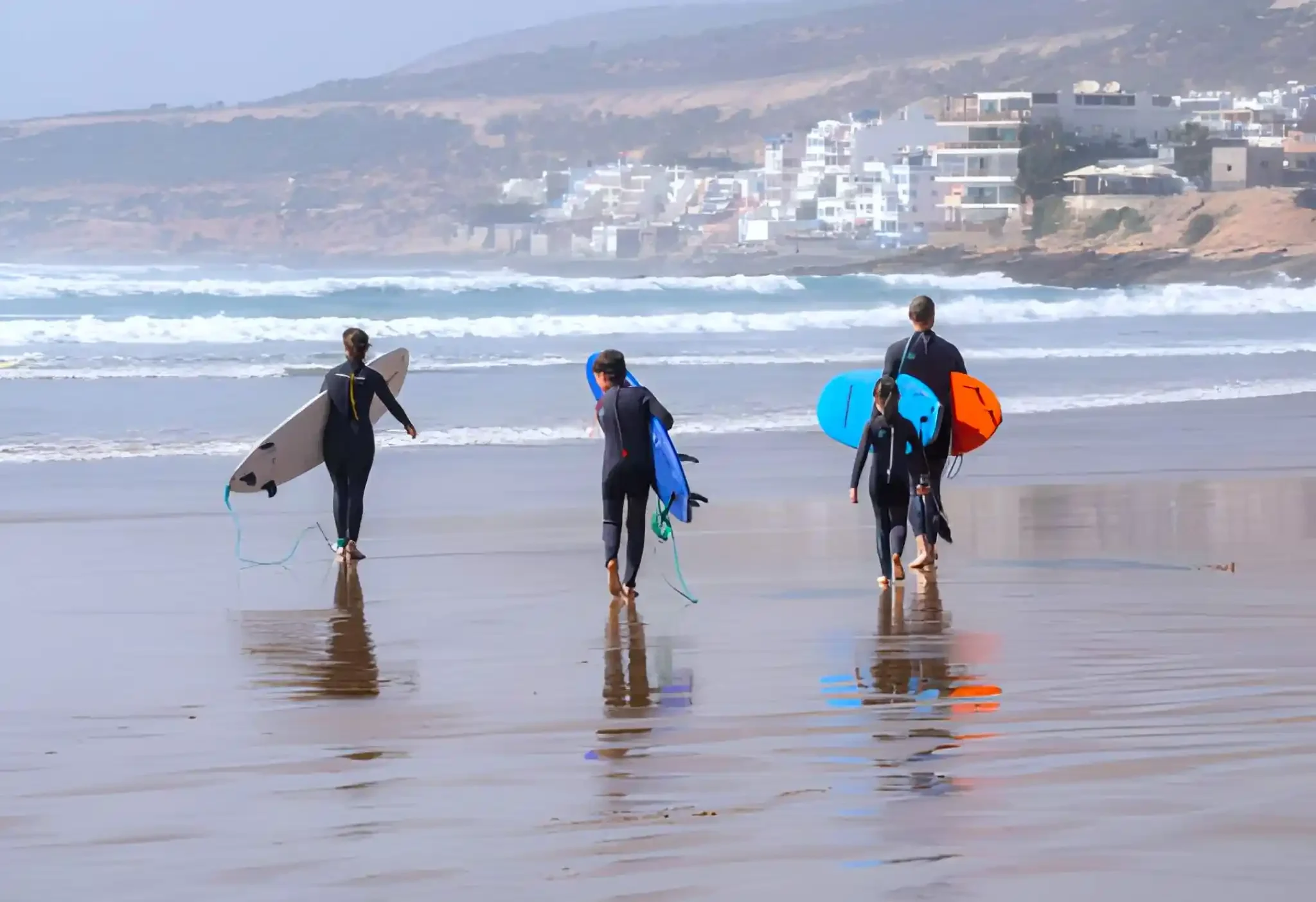 Strandurlaub in Marokko an der Atlantikküste – Surfer am Strand bei Taghazout